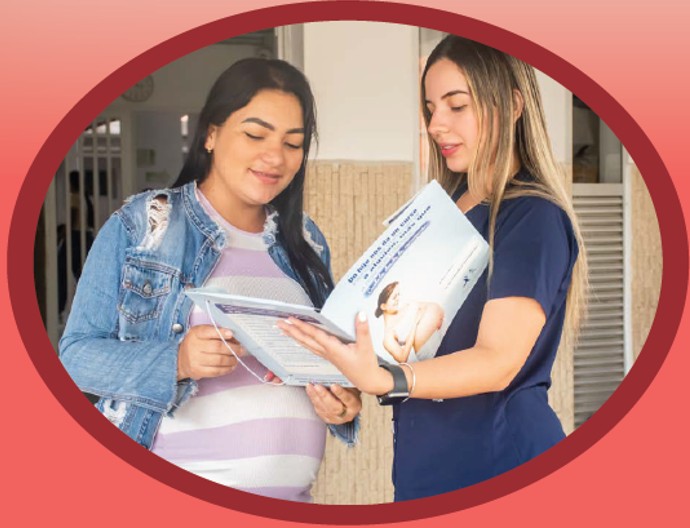 Médico atendiendo a un paciente en consulta externa