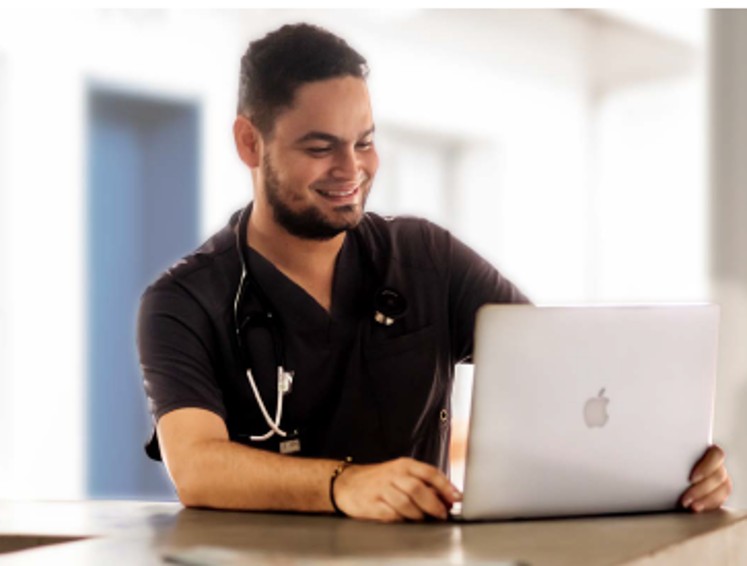 Médico atendiendo a un paciente en consulta externa