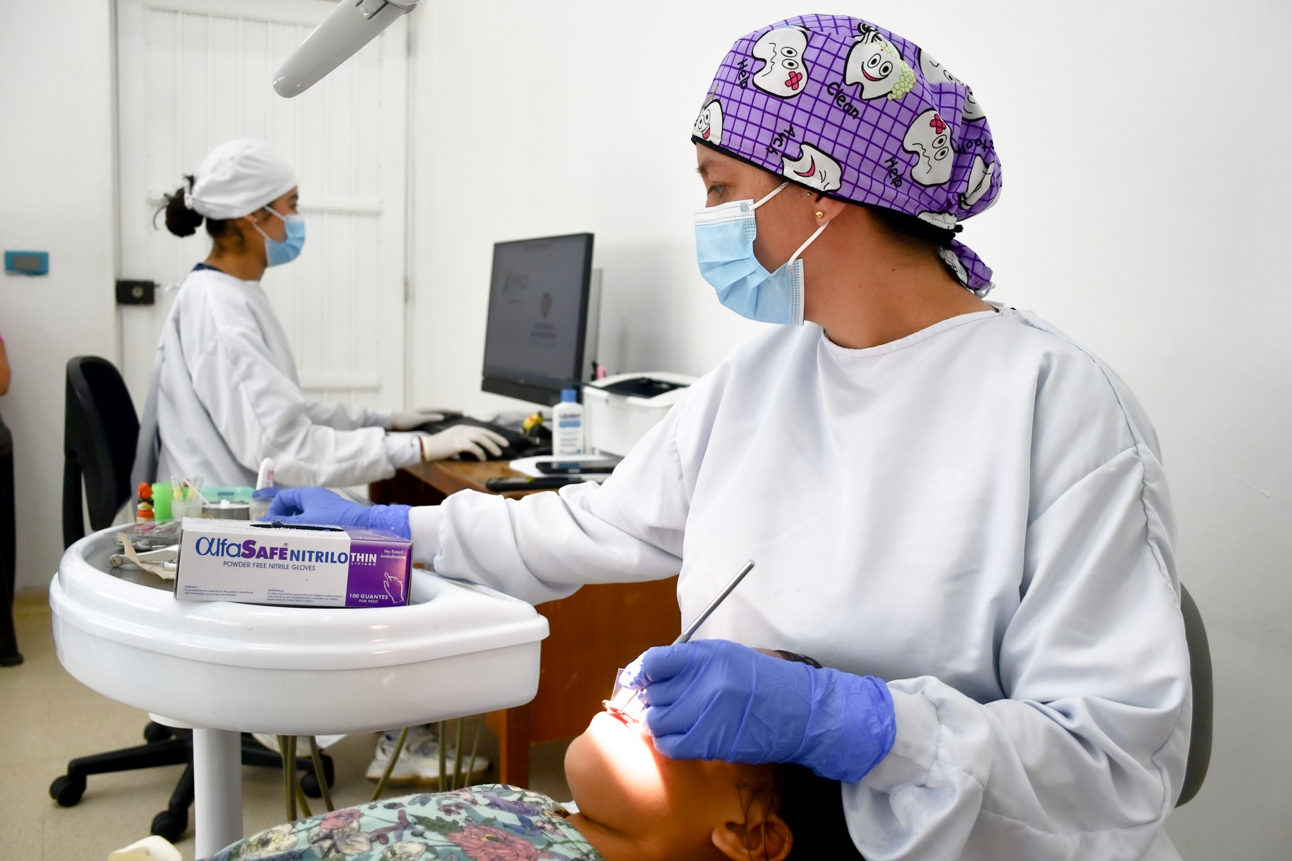 Médico atendiendo a un paciente en consulta externa