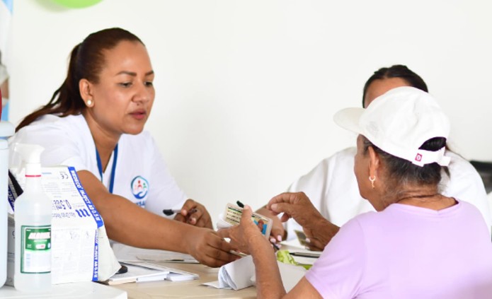 Médico atendiendo a un paciente en consulta externa